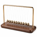 Newton-Pendel mit 9 goldenen Kugeln und Holzsockel